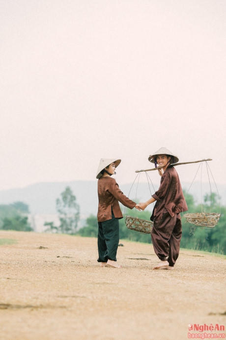 Họ hóa thân thành một cặp đôi "nông dân" cùng sớm tối ra đồng.