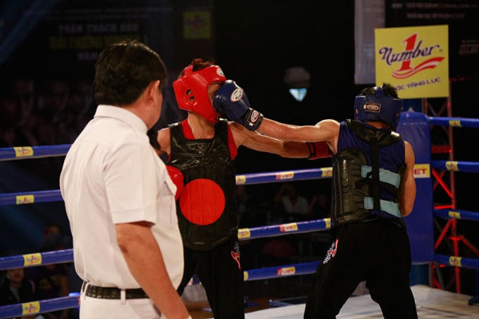 Đăng Trình (đỏ) lần đầu tiên thi đấu chính thức thi đấu ở hạng cân 50kg.