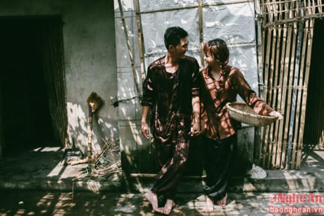 Chú rể Hữu Thìn hiện là một quân nhân và Thủy Tiên là cô giáo dạy mầm non. Họ đã trải qua hơn 1 năm yêu nhau với bao kỷ niệm.