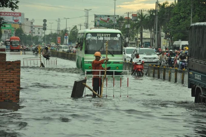 Người dân phải lập hàng rào để tránh xe đi vào chỗ thoát nước.