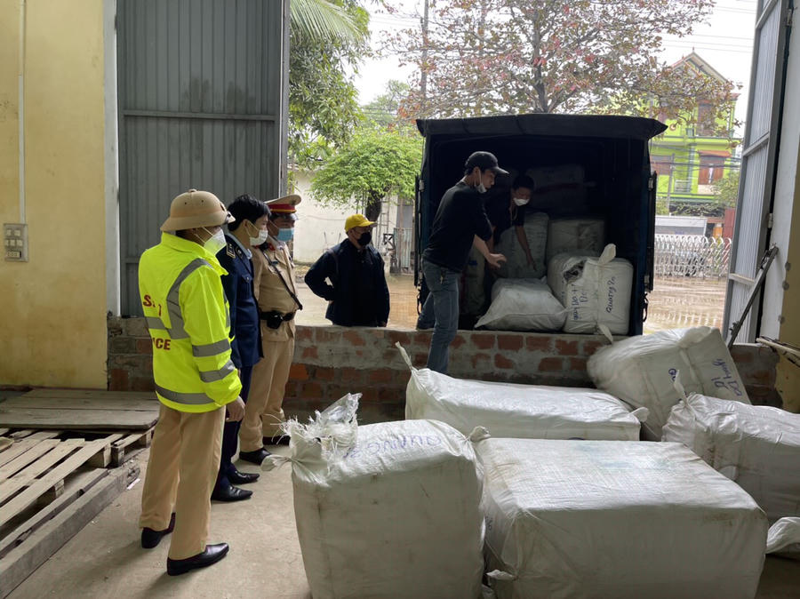 Một số lượng lớn hàng hóa gồm dày, dép, áo quần, túi xách, mũ, thắt lưng mang nhãn mác nước ngoài được lực lượng CSGT, Công an tỉnh phát hiện, bắt giữ.