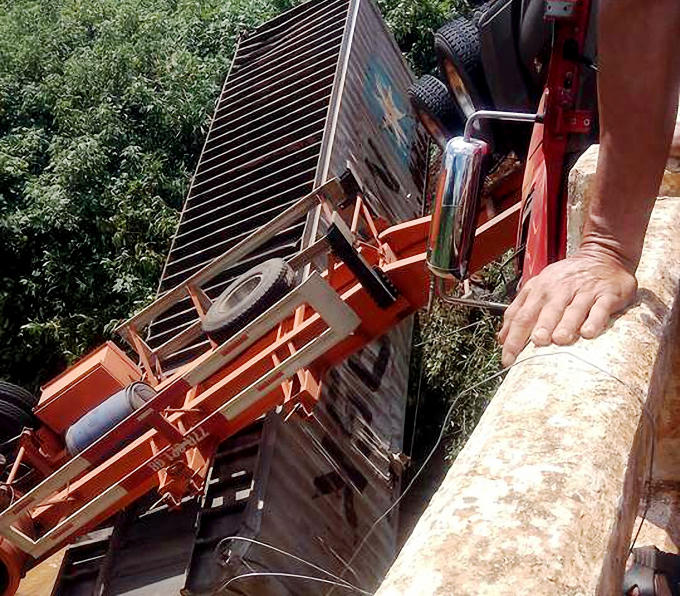Hiện trường vụ tai nạn giao thông nghiêm trọng xe đầu kéo lật trên cầu.