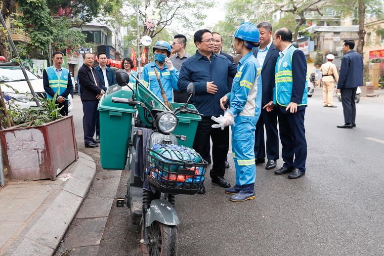 Thủ tướng thăm và động viên công nhân môi trường đô thị đang thực hiện nhiệm vụ tại Phố Nguyễn Thái Học.