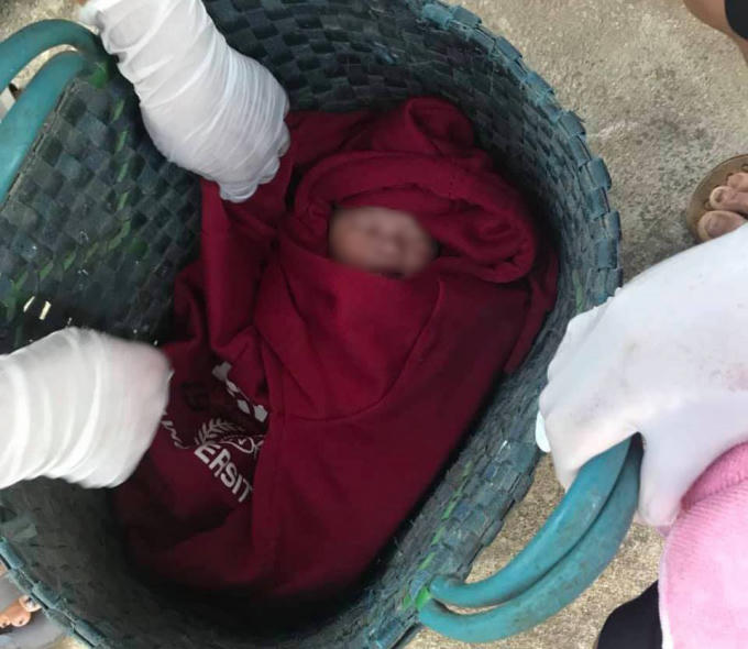 Bé trai sơ sinh bị bỏ bên đường.
