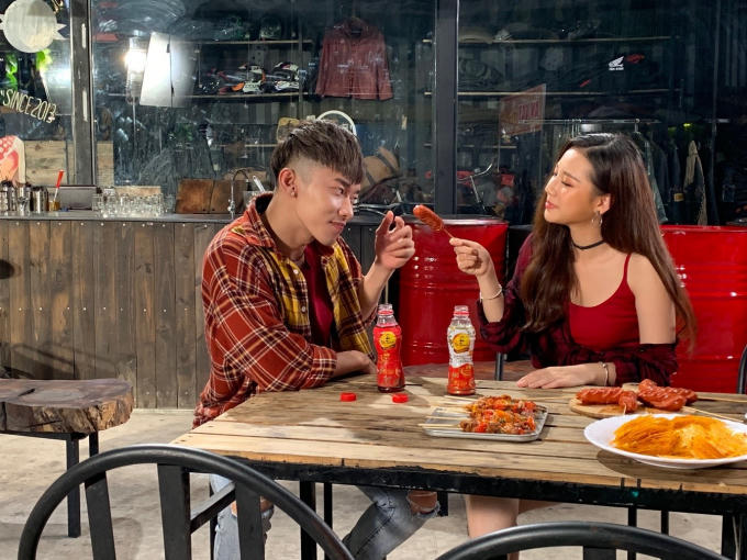 Sau màn thả thính cực chất là sự thân mật vô cùng đáng yêu của cặp đôi nổi tiếng.