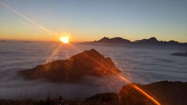 Biển mây Bạch Mộc lúc 6h30 sáng, mặt trời bắt đầu nhô lên