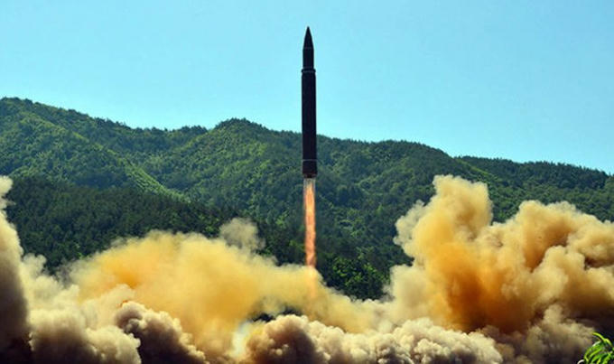 Vụ thử ICBM đầu tiên của Triều Tiên đặt lục địa Mỹ vào tầm bắn. (Ảnh: Express)