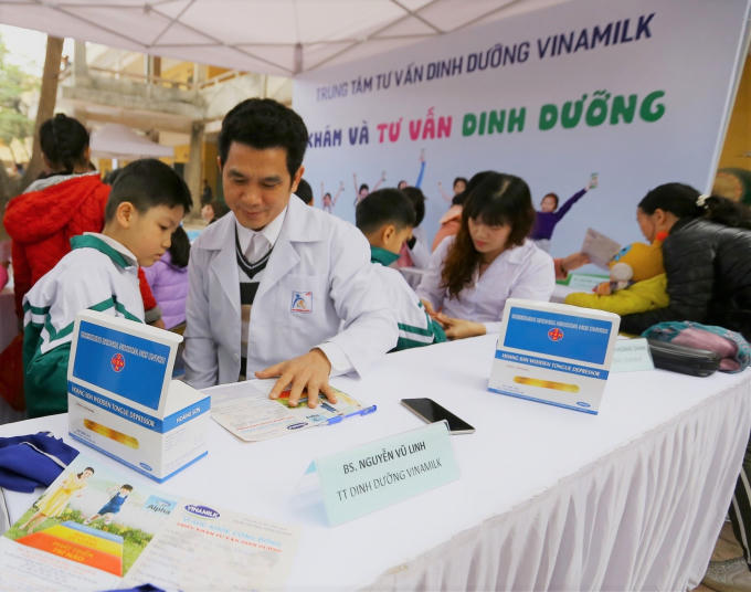 Các bác sĩ thăm khám cho các em học sinh tại buổi lễ trao tặng sữa cho trẻ em Hưng Yên.