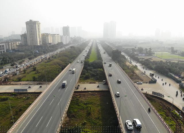 Theo ghi nhận của phóng viên, dọc 2 bên đường gom Đại lộ Thăng Long (hướng từ cầu vượt Mễ Trì đi cầu vượt Phú Đô và chiều ngược lại) đang được đơn vị thi công gấp rút hoàn thiện việc mở rộng lòng đường.