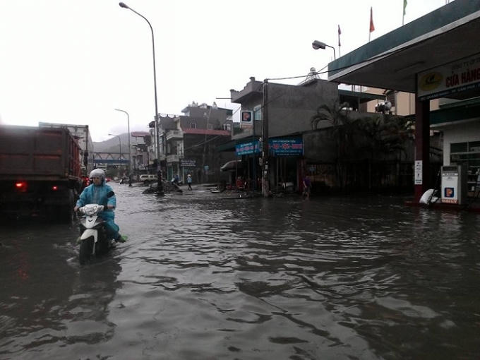 Trong cơn mưa lớn sáng nay, một số tuyến đường tại TP Hạ Long, Cẩm Phả đã ngập trong nước.