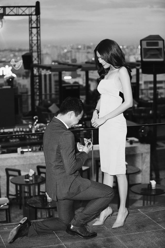 Trước đó, theo một số nguồn tin, Lan Khuê sẽ kết hôn cùng doanh nhân John Tuấn Nguyễn. Tuy nhiên, phía siêu mẫu vẫn chưa lên tiếng về tin đồn này cho đến khi cô bất ngờ nhận được lời cầu hôn vào tối nay.