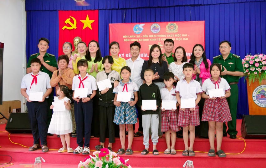 Ban tổ chức trao kinh phí cho 10 em thiếu nhi có hoàn cảnh khó khăn trên địa bàn