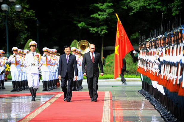 Nguyên Chủ tịch Nước Trương Tấn Sang và Tổng thống V.Putin duyệt Đội danh dự (Ảnh: Giang Huy).
