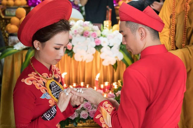 Cặp đôi trao nhẫn cưới cho nhau.