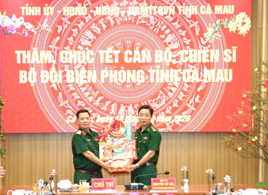 Thiếu tướng Nguyễn Văn Hùng – Ủy viên BTV Tỉnh ủy, Chỉ huy trưởng Bộ Chỉ huy Quân sự tỉnh Cà Mau trao quà chúc Tết cán bộ, chiến sĩ BĐBP tỉnh.