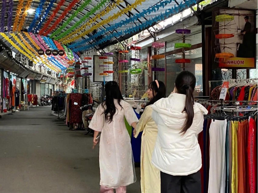 Các bạn trẻ check in tại làng lụa Vạn Phúc.