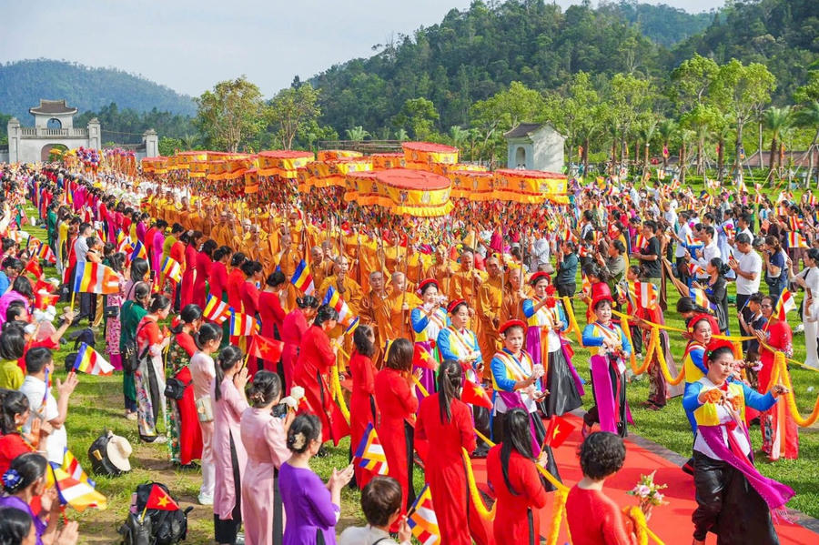 Nghi lễ rước kiệu trang nghiêm tái hiện không khí hội xuân xưa, thu hút đông đảo người dân và du khách tham dự.