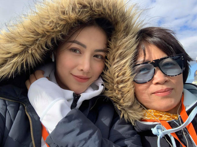 Hoa hậu Phương Khánh và mẹ trong chuyến du lịch.