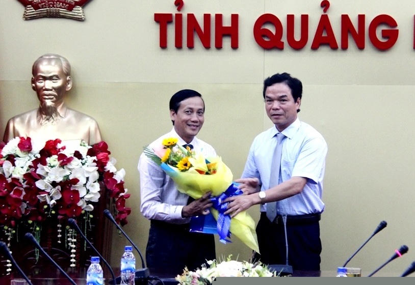 Phó Chủ tịch UBND tỉnh Quảng Ngãi Đặng Ngọc Dũng trao quyết định và chúc mừng đồng chí Đặng Văn Nghiệp.