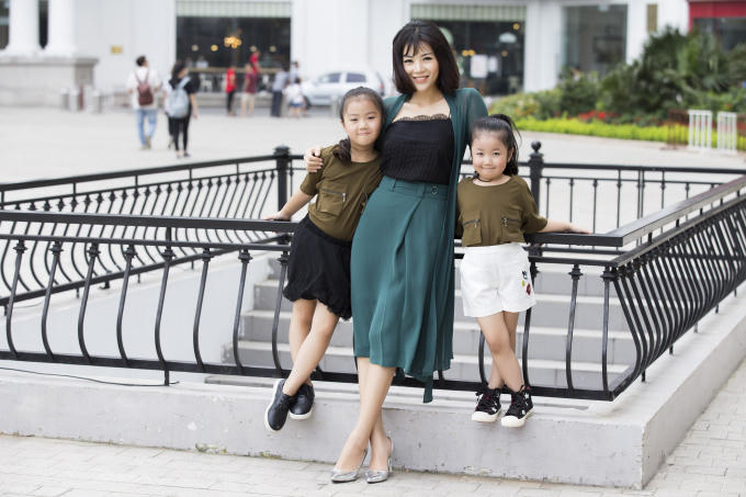 'Con g&aacute;i' &ocirc;ng tr&ugrave;m Phan Qu&acirc;n phim 'Người ph&aacute;n xử' khoe hai thi&ecirc;n thần nhỏ