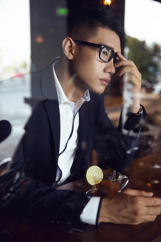 Bên cạnh đó, set đồ vest đẹp và lịch lãm không thể nào thiếu đi chiếc đồng hồ khung kim loại sang trọng