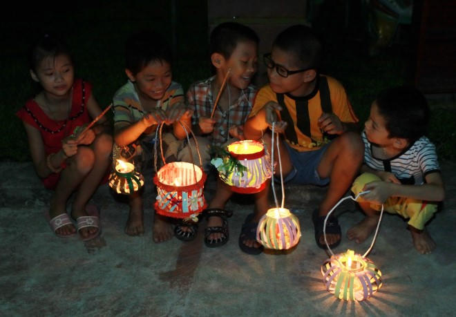 Các em nhỏ Làng Hữu Nghị vui Tết Trung thu. Ảnh: Nguyễn Thủy- TTXVN