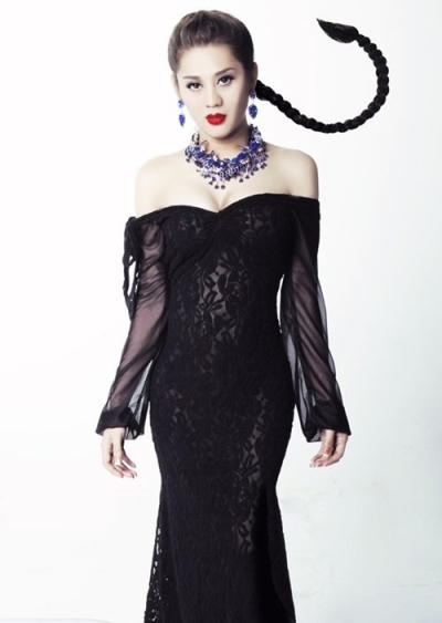 Khác với Hương Giang, Lâm Chi Khanh quyết định thay đổi cuộc đời khá muộn.