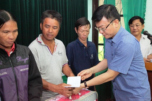Từng món quà nhỏ được quyên góp từ các cán bộ trong văn phòng Bộ tư pháp được đích thân Bộ trưởng gửi gắm đến người dân.