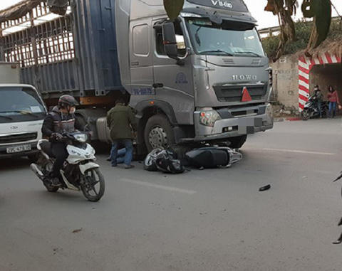 Ngã vào gầm xe đầu kéo, người phụ nữ may mắn thoát chết