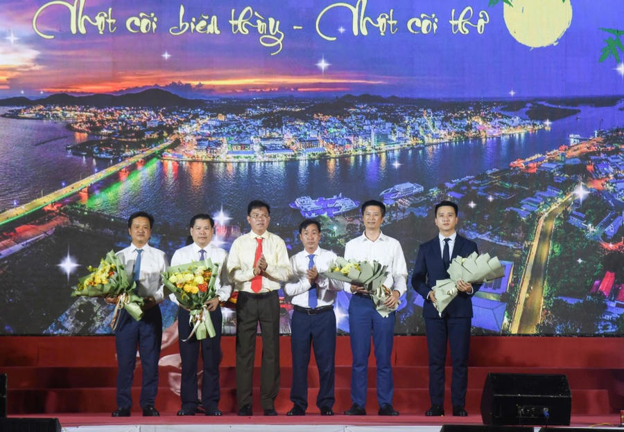 Ông Nguyễn Lưu Trung, Bí thư Đảng ủy phường Hà Tiên tặng quà cho các doanh nghiệp