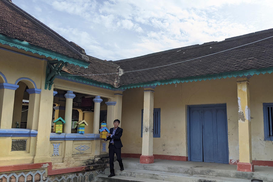 Từ ngôi nhà cổ trăm năm này, đàn ong dú đã được Trực nhân giống thành hàng trăm đàn (Ảnh: Đức An).