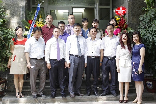 Bộ trưởng Bộ Tư ph&aacute;p thăm v&agrave; ch&uacute;c mừng B&aacute;o Ph&aacute;p luật Việt Nam nh&acirc;n ng&agrave;y b&aacute;o ch&iacute; C&aacute;ch mạng