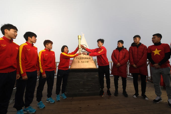 Các tuyển thủ U23 Việt Nam rước đuốc, truyền lửa cho đội tuyển bóng đá nữ quốc gia trên đỉnh Fansipan (3)