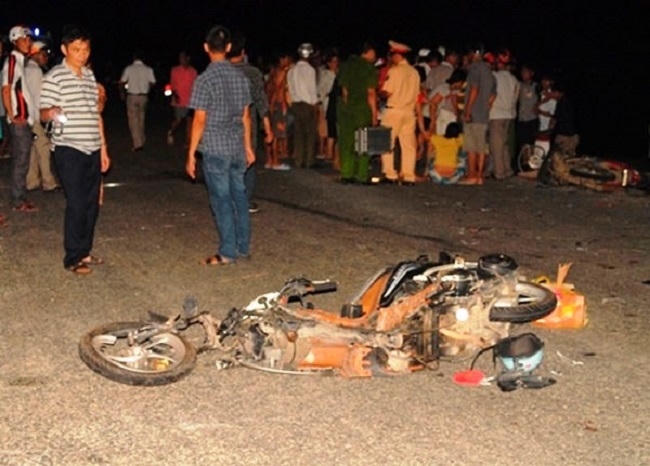 10. Xe máy đối đầu, 2 người tử vong tại chỗ, 3 mẹ con nguy kịch Khoảng 18h ngày 10/6, xe máy BKS 75K2-6048 do ông Nguyễn Chính Thành (trú thôn Thuận Hòa, xã Hương Phong, thị xã Hương Trà, Thừa Thiên – Huế) điều khiển, khi đi đến quốc lộ 49B đoạn qua thôn Vân Quật Đông (xã Hương Phong) bất ngờ va chạm với xe máy BKS 55P2-2322 do ông Mai Văn Trinh (trú xã Phong Hải, huyện Phong Điền, Thừa Thiên – Huế) điều khiển chở thêm vợ và 2 con nhỏ theo chiều ngược lại. Vụ tai nạn khiến ông Trinh và ông Thành tử vong tại chỗ, vợ và 2 con nhỏ của ông Trinh nguy kịch.