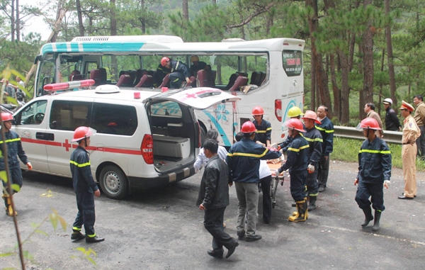 Các lực lượng chức năng đang làm công tác cứu hộ. Ảnh: Đoàn Biên.