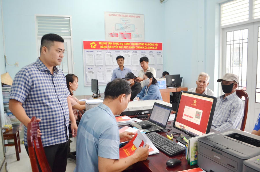 Từ đầu năm đến nay, Trung tâm Phục vụ hành chính công xã Đông Hải giải quyết hơn 7.100 hồ sơ, ứng dụng công nghệ nâng cao chất lượng phục vụ người dân.