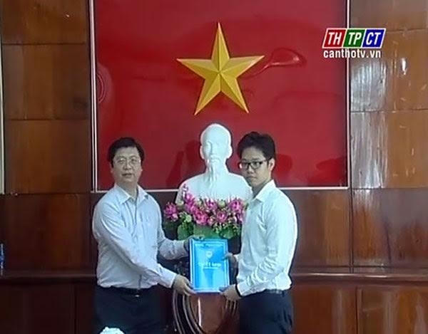 Ông Vũ Minh Hoàng (phải) thời điểm được bổ nhiệm giữ chức Phó GĐ Trung tâm xúc tiến đầu tư - thương mại và hội chợ triển lãm Cần Thơ.