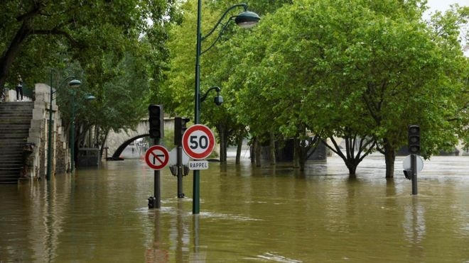 Nước sông Seine tràn bờ, gây ra lụt lội trên nhiều tuyến phố. (Ảnh: AFP)