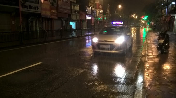 Nhiều xe ô tô "đánh liều" đi ngược đường Nguyễn Lương Bằng để tránh những đoạn ngập