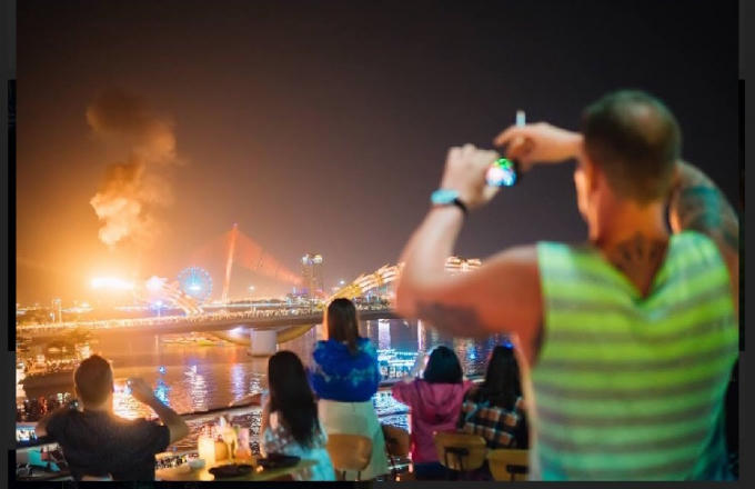 Du khách vừa thưởng thức món ăn, âm nhạc và xem pháo hoa.
