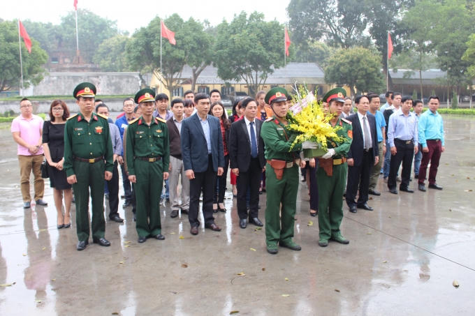 Dâng hương tưởng niệm các Anh hùng liệt sĩ.