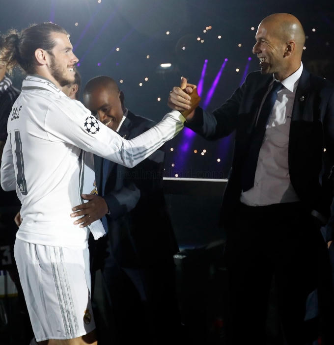 Những h&igrave;nh ảnh ấn tượng đ&ecirc;m ăn mừng chức v&ocirc; địch C1 ở Bernabeu