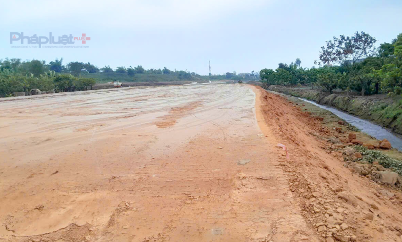 Ghi nhận thực tế của Phóng viên vào những ngày đầu tháng 2/2026, công trường diễn ra nhộn nhịp với các mũi thi công đồng loạt, máy móc và nhân lực được bố trí với cường độ cao để đảm bảo tiến độ theo kế hoạch.