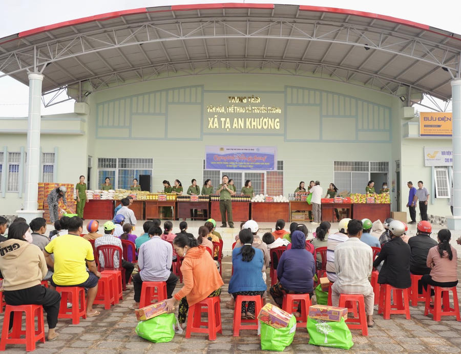 Cán bộ Phòng An ninh mạng và phòng, chống tội phạm sử dụng công nghệ cao Công an tỉnh Cà Mau tuyên truyền, phổ biến pháp luật tại Chương trình “Xuân yêu thương”.