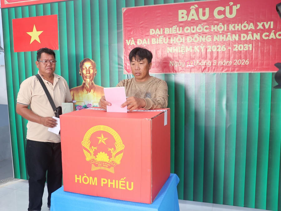Cử tri đảo Hòn Chuối đi bầu cử từ sáng sớm.
