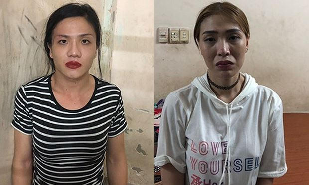 Hai tên cướp giả gái tại cơ quan điều tra. Ảnh: Quốc Thắng/VnE