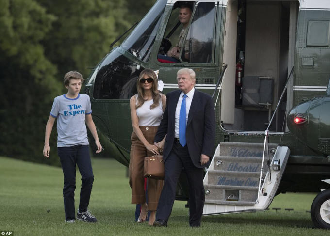 Chính thức! @FLOTUS và Barron đã chuyển tới DC!", bà Stephanie Grisham, giám đốc truyền thông của Đệ nhất phu nhân Melania chia sẻ trên Twitter cá nhân tối 11/6. (Ảnh: AP)