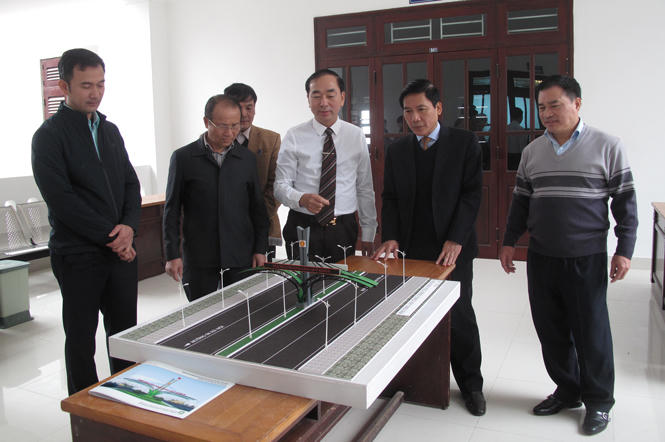 Ông Vũ Hồng Bắc - Chủ tịch UBND tỉnh Thái Nguyên (thứ 2 từ phải sang) bên thực tế mô hình cổng chào biểu tượng.