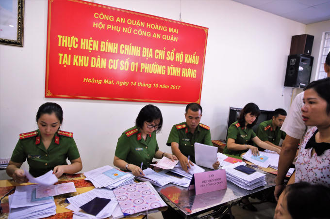 Các chị em Hội Phụ nữ Công an quận Hoàng Mai tiếp nhận hồ sơ đính chính địa chỉ sổ hộ khẩu của người dân phường Vĩnh Hưng.