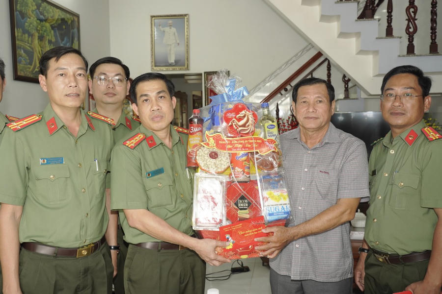 Đại tá Lê Tấn Vinh thăm hỏi, tặng quà Tết Đại tá, Anh hùng LLVTND Phan Thành Lập; Đại tá Lê Tấn Thảnh và Đại tá Trần Phong (nguyên Phó Giám đốc Công an tỉnh).